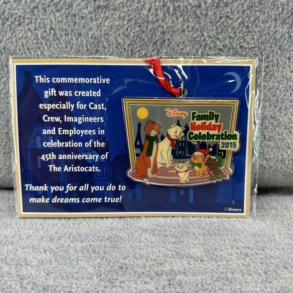 DISNEY FAMILY HOLIDAY CELEBRATION - Cast Member Exclusive Ornament 2015  AS
